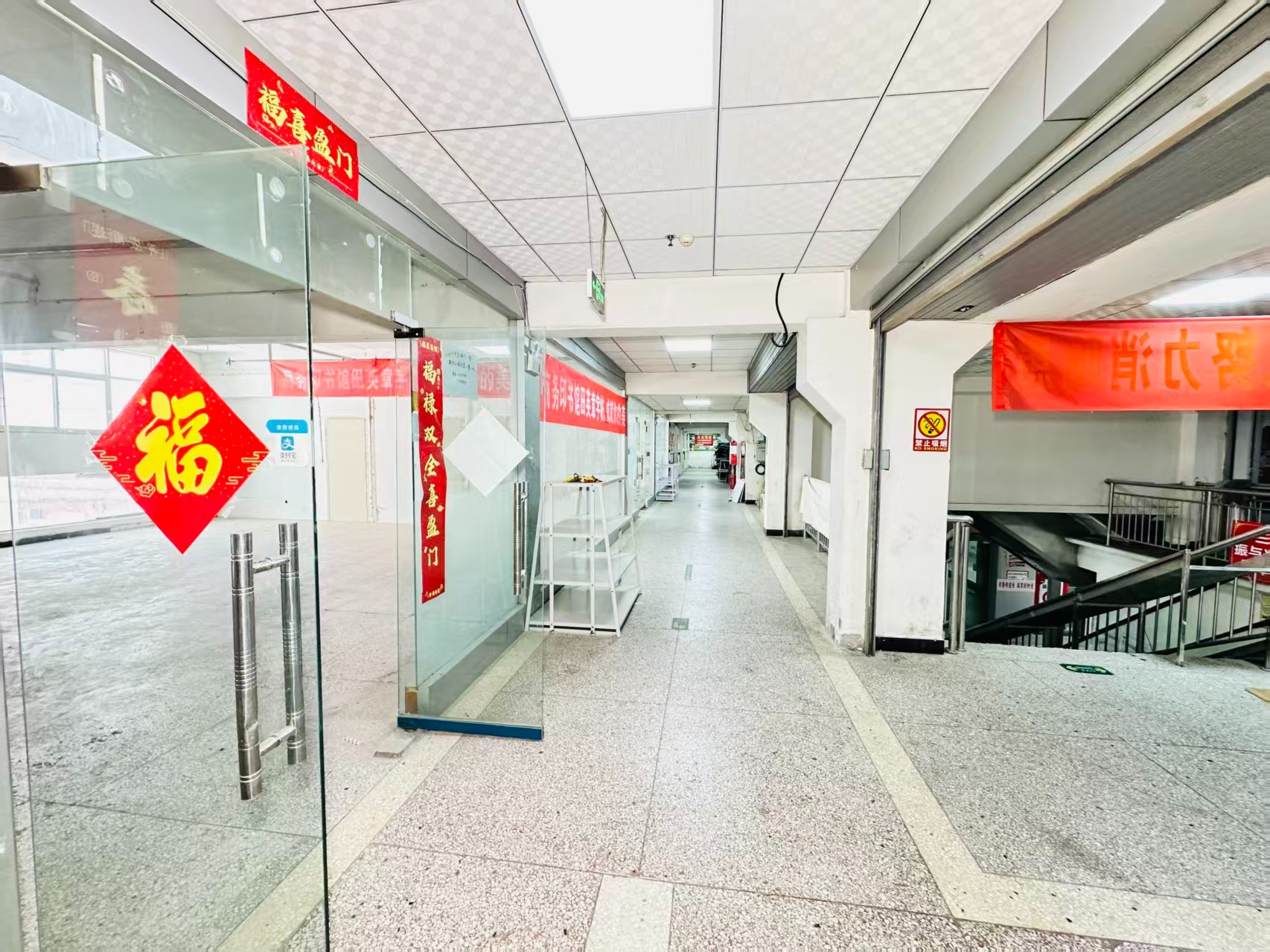 和昌中央城邦商铺灵活办公空间，满足企业不同发展阶段需求 ✨ 商业配套完善，助力企业快速成长 ✨ AI产业资源链接，共建创新生态 ✨ 办公、展示、运营一体化空间  现在入驻，抢占AI产业发展新赛道！