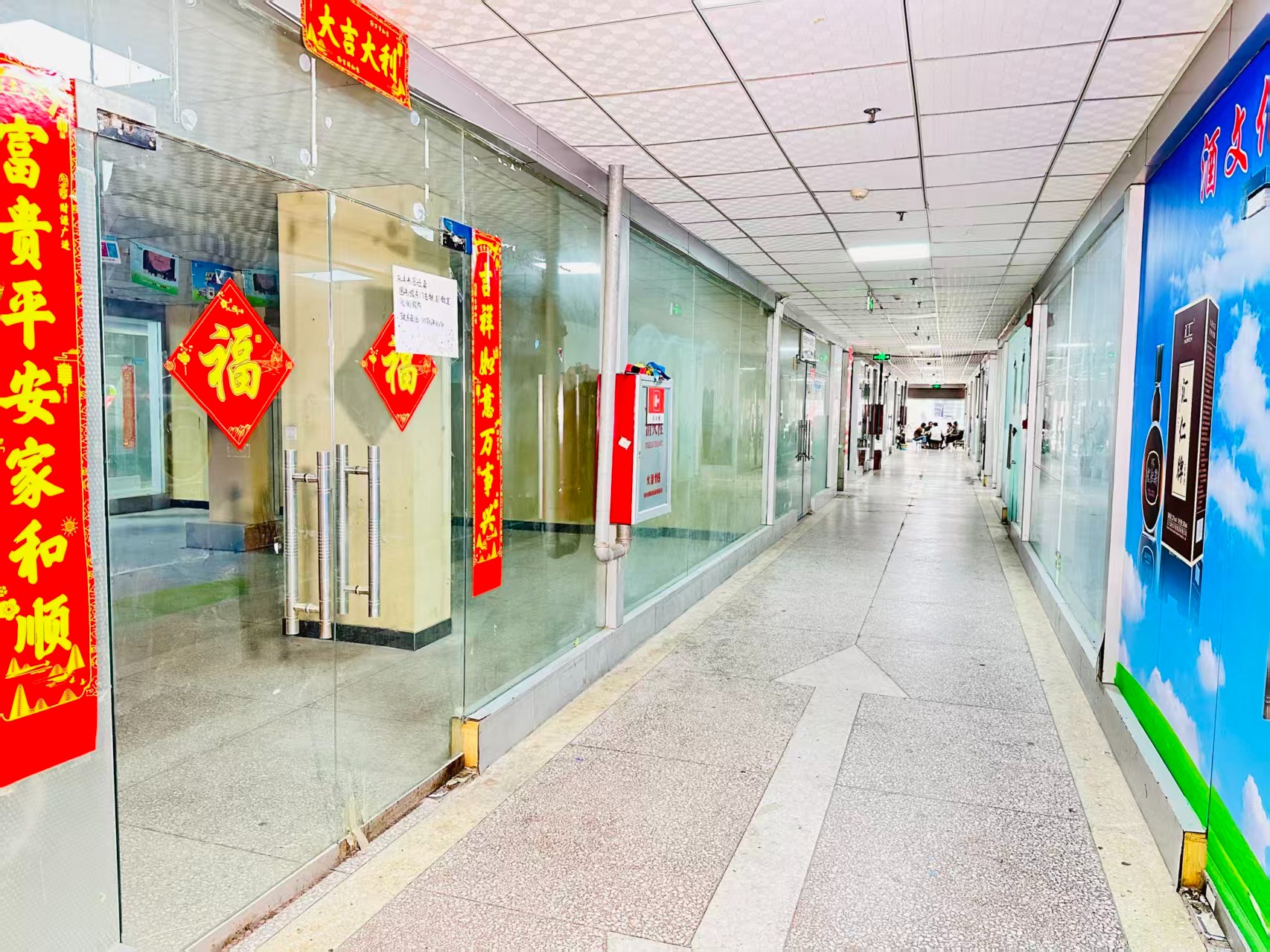 和昌中央城邦商铺园区位于洛阳市老城区春都路商贸核心区域，周边商业氛围成熟，交通便利，配套完善。依托传统副食品商贸资源，园区具备良好的经营基础和人气优势，是企业办公、商品展示、批发零售及创业发展的理想选择。